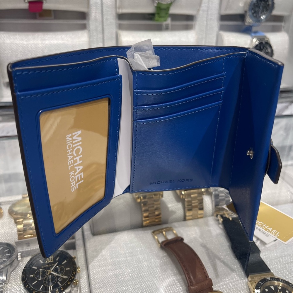 MICHAEL KORS Greenwich Medium Ombré Signature Logo Tri-Fold Wallet
Galaxy Blue - Picture 10 of 16